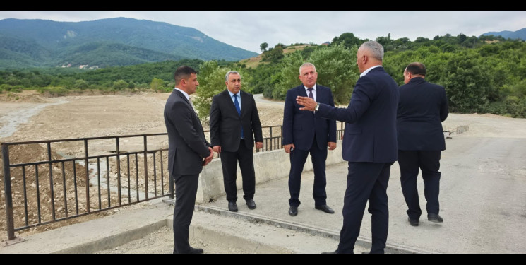 Şabran rayonunda sel və leysan yağışlarının yaratdığı fəsadların aradan qaldırılması istiqamətində bərpa işləri davam etdirilir.
